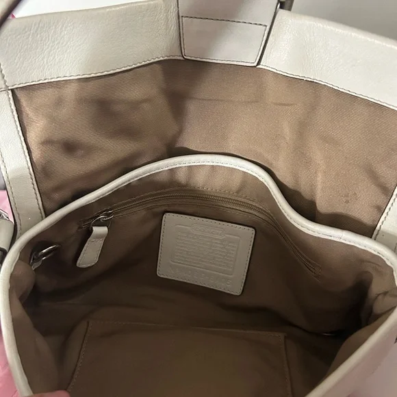 White Vintage Soho Coach Purse - Picture 4 of 6